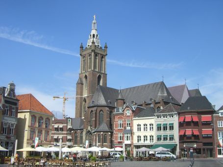 Roermond : Am Marktplatz liegt die St. Christoffelkathedraal ( Bischofskirche )